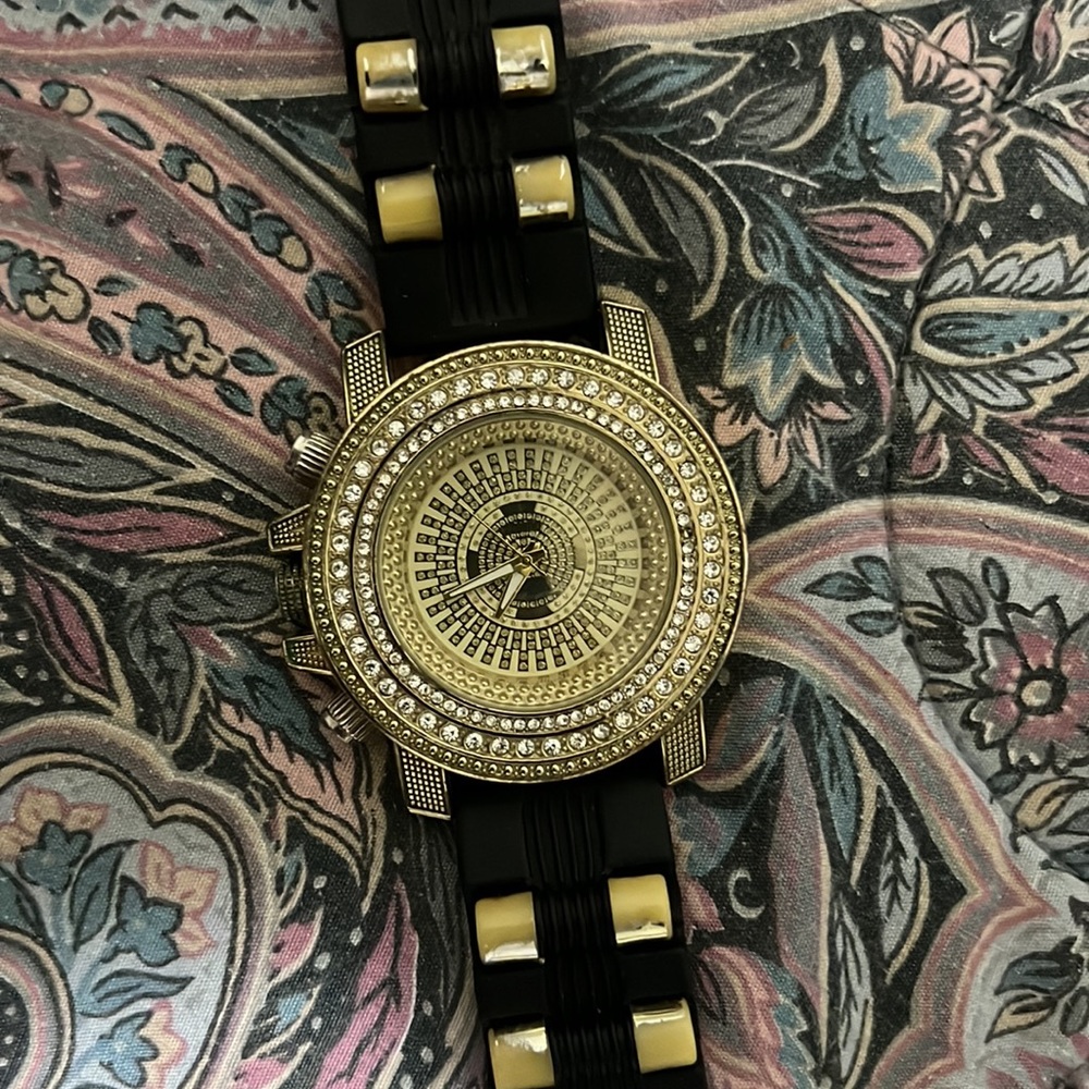 It’s a gold watch with diamond on it - Picture 4 of 5